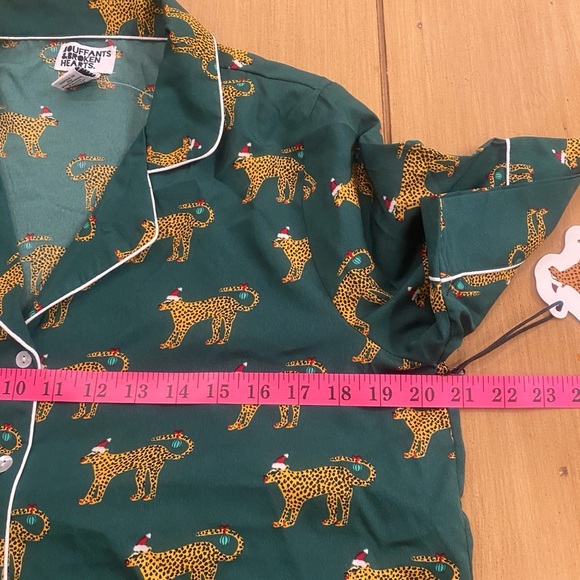 Women’s Pajama Set Cougar Animal Print Santa Holiday Novelty New Size medium - Picture 8 of 16